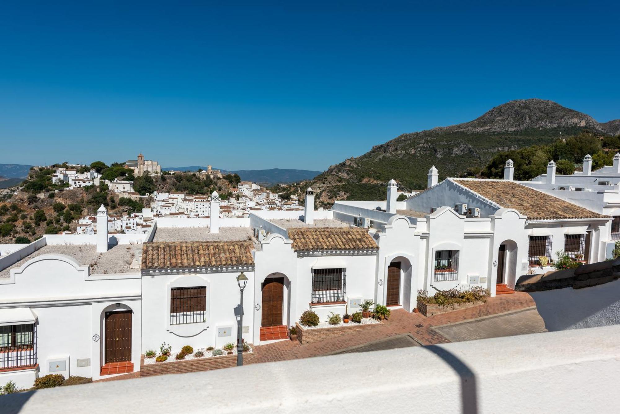 Stylish 3 Bed House 2 Bathrooms, With Patio, Roof Terrace And Communal Pool 5 Minutes Away From The Beautiful Spanish White Village Of Casares Pueblo And Only 20 Mins From The Sea Exterior foto