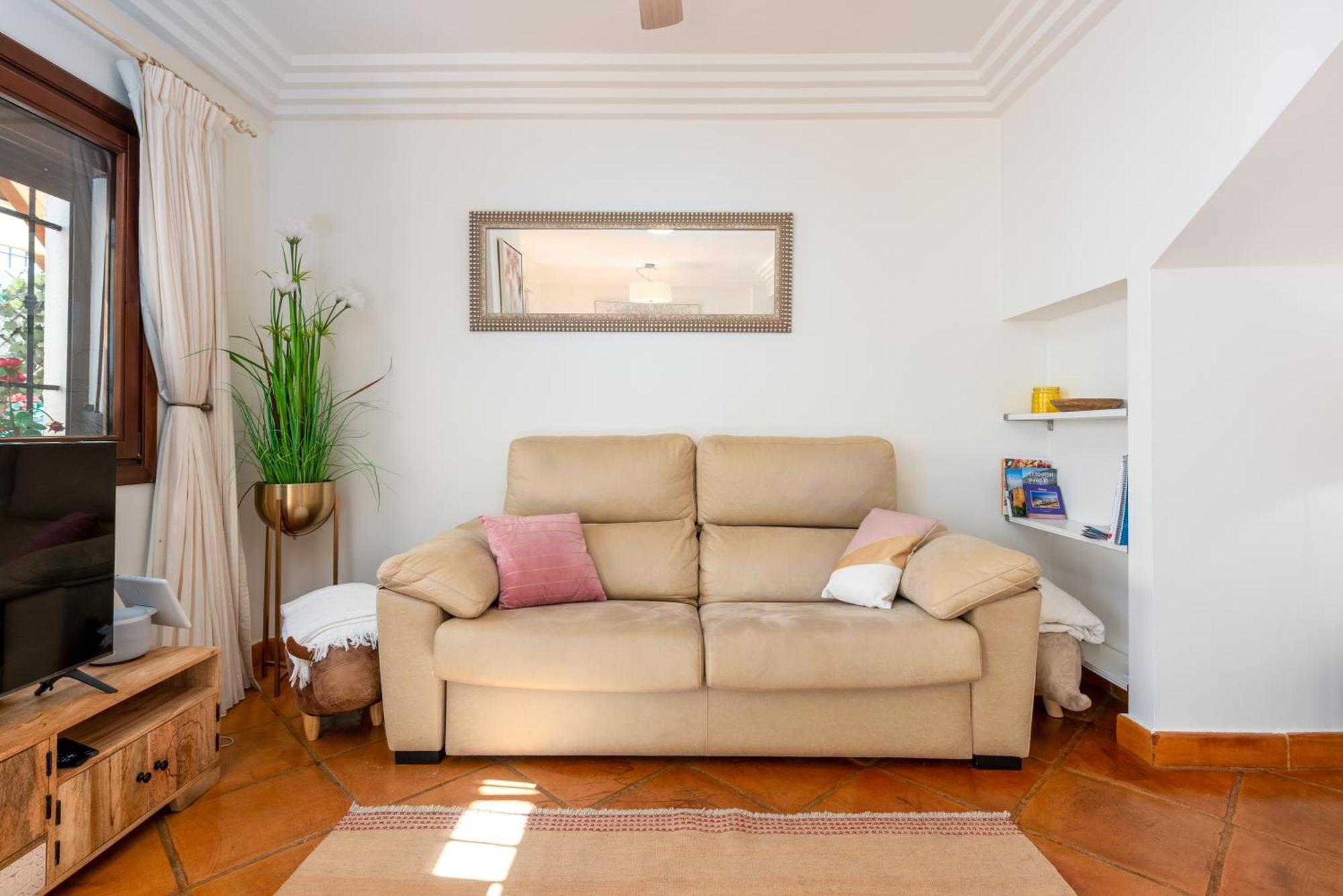 Stylish 3 Bed House 2 Bathrooms, With Patio, Roof Terrace And Communal Pool 5 Minutes Away From The Beautiful Spanish White Village Of Casares Pueblo And Only 20 Mins From The Sea Exterior foto